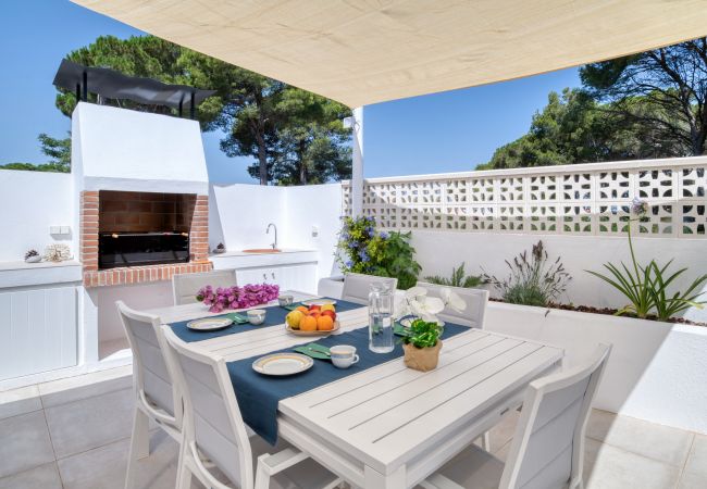 Una cena tranquila en una casa de alquiler en l'Escala con terraza y piscina privada.