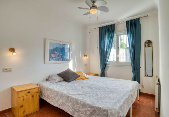 Habitación con cama doble para soñar en tus vacaciones en l'Escala