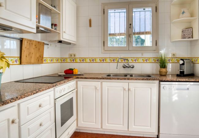 Cocina en buen estado de casa para alquilar en l'Escala