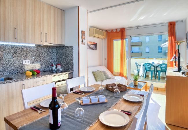 La cocina es pequeña pero muy práctica en el apartamento con piscina de l'Escala