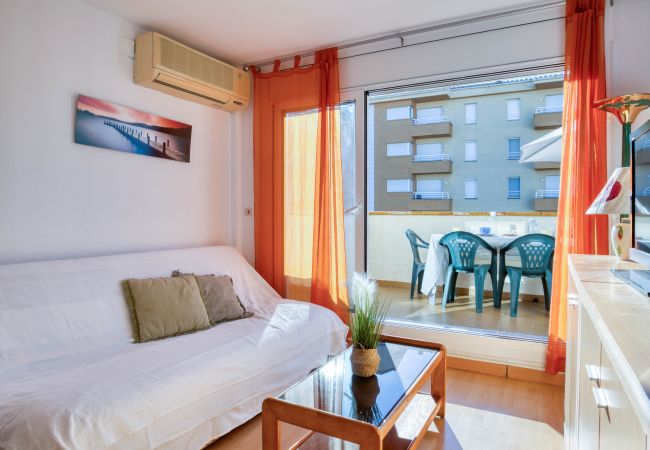 Apartamento en l'Escala con salón que comunica directamente con la terraza exterior