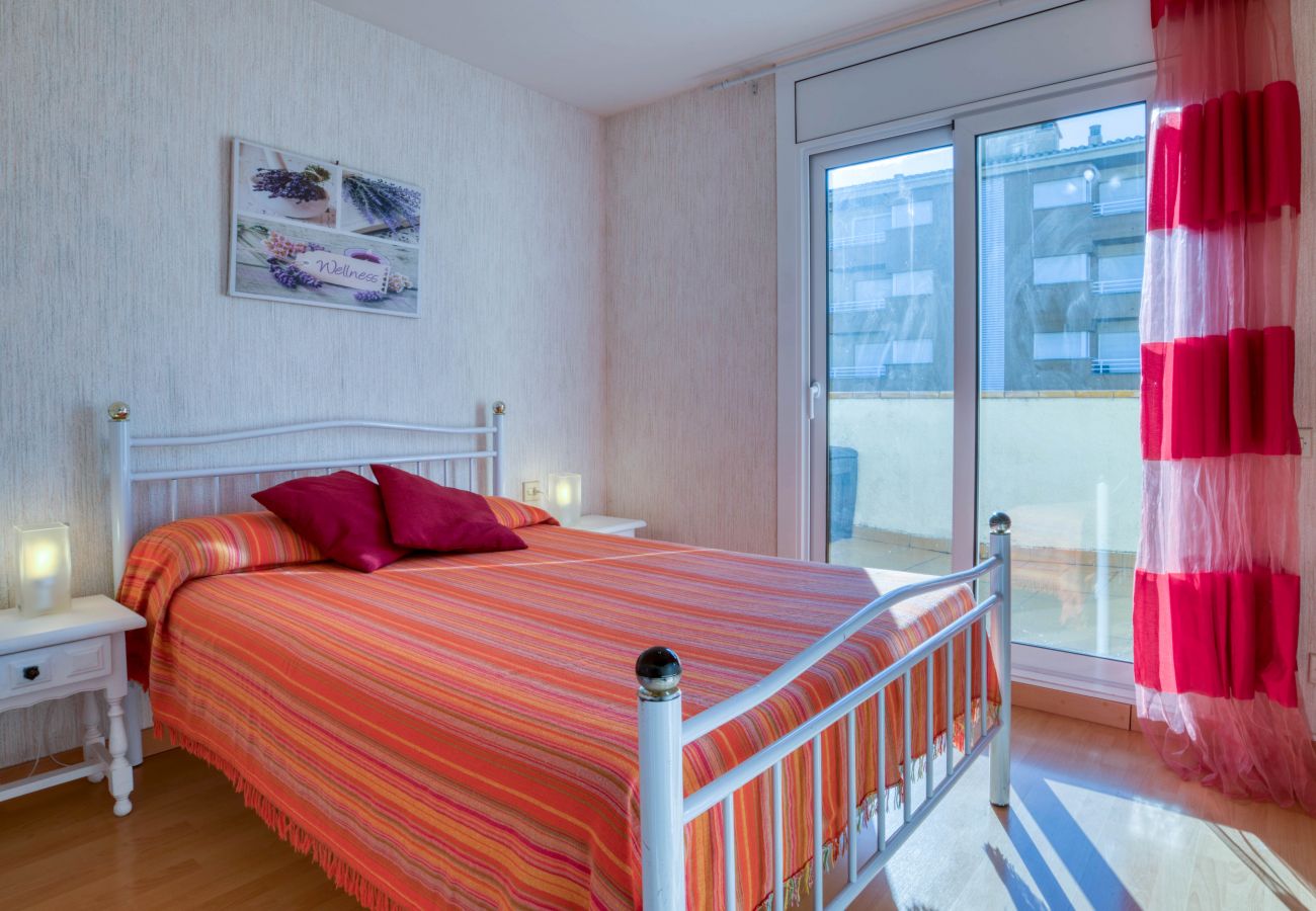 Apartamento de vacaciones en l'Escala con dormitorio doble amplio y luminoso