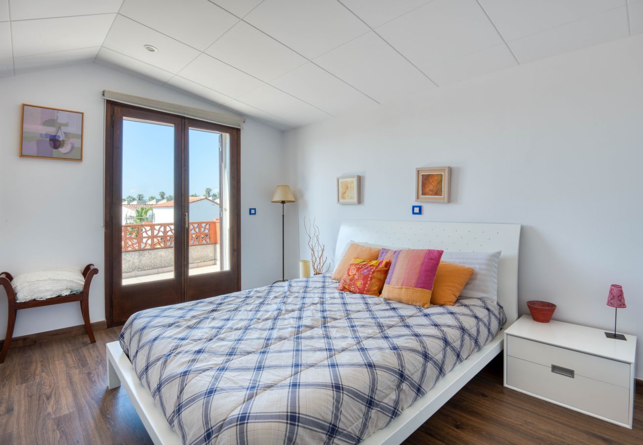 Casa adossada en L´Escala - TERANYINA