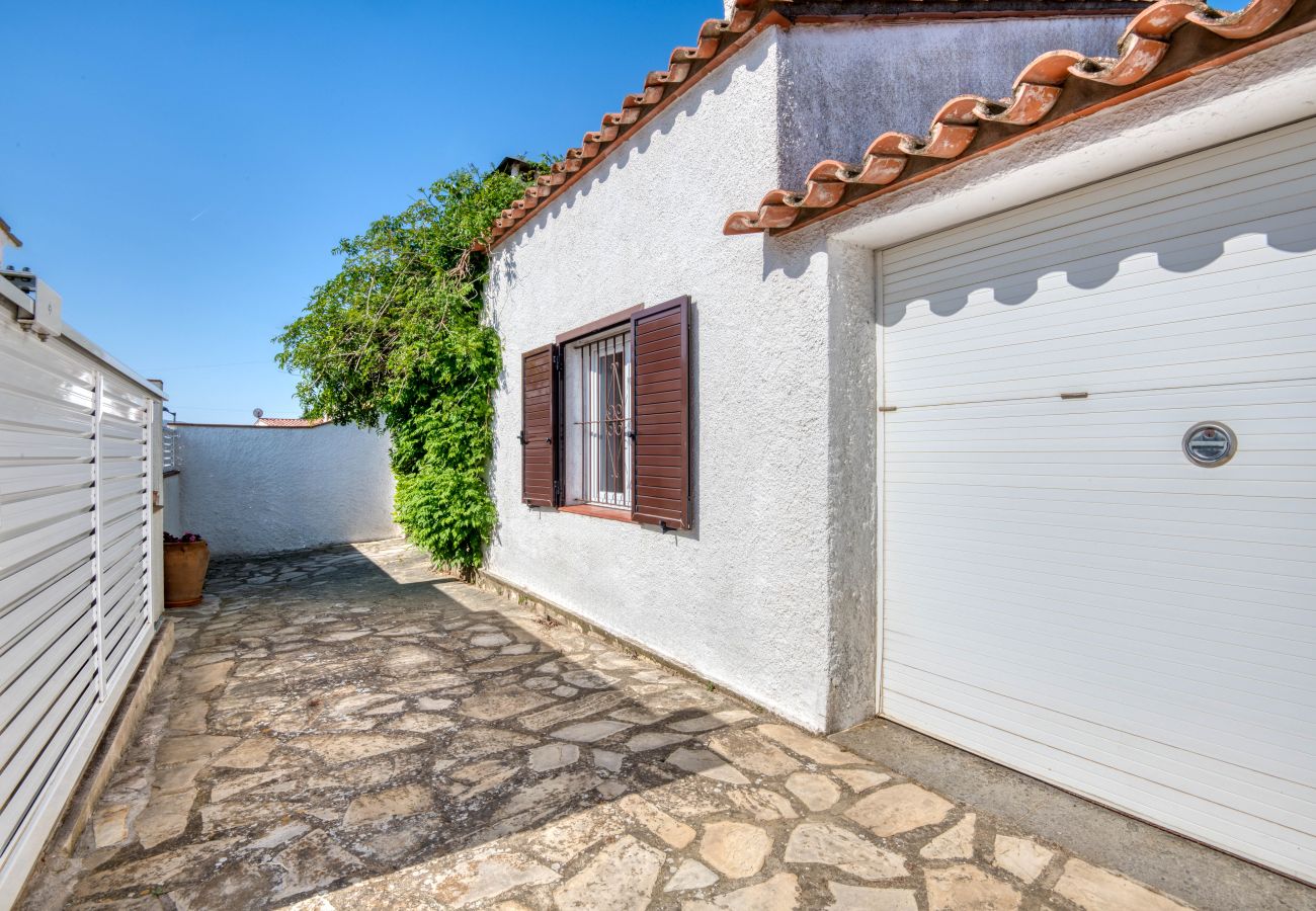 Casa adossada en L´Escala - TERANYINA