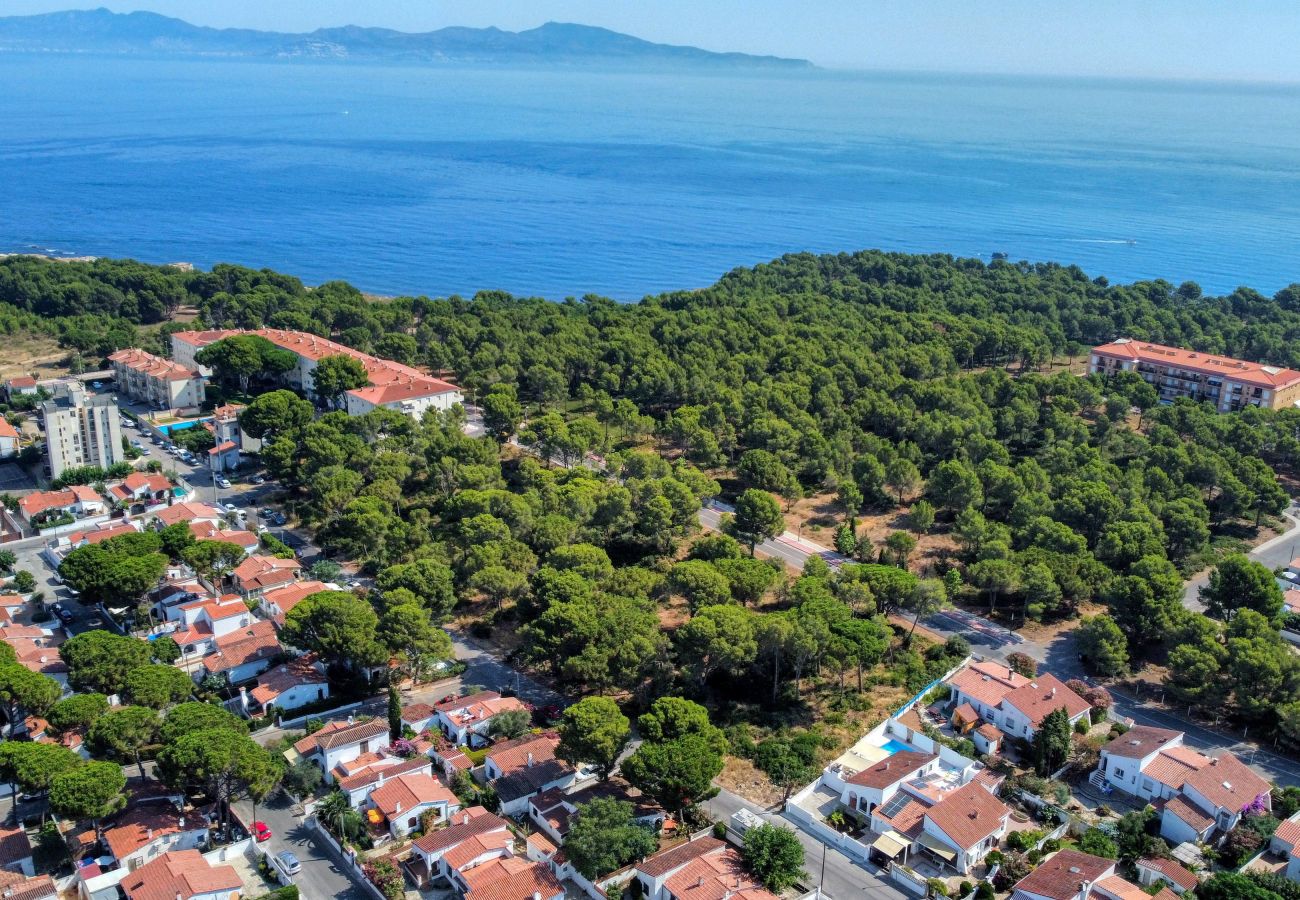 Vista des de dalt d’una casa gran en lloguer a l’Escala.