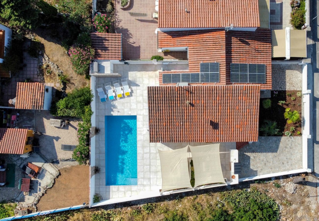 Vista des de dalt d’una casa gran en lloguer a l’Escala.