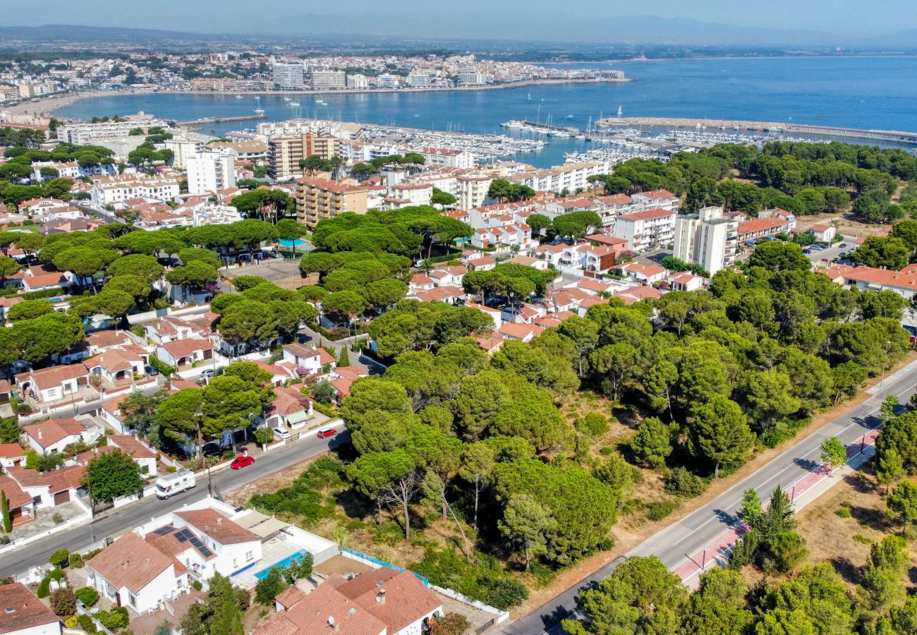 Vista des de dalt d’una casa gran en lloguer a l’Escala.