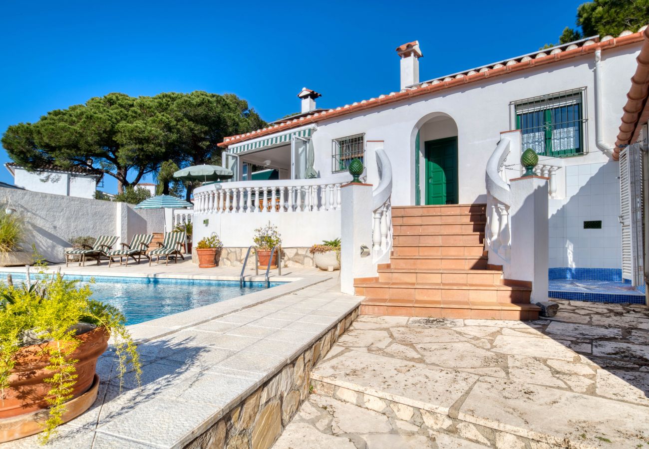 Villa a l'Escala amb dutxa exterior i piscina privada