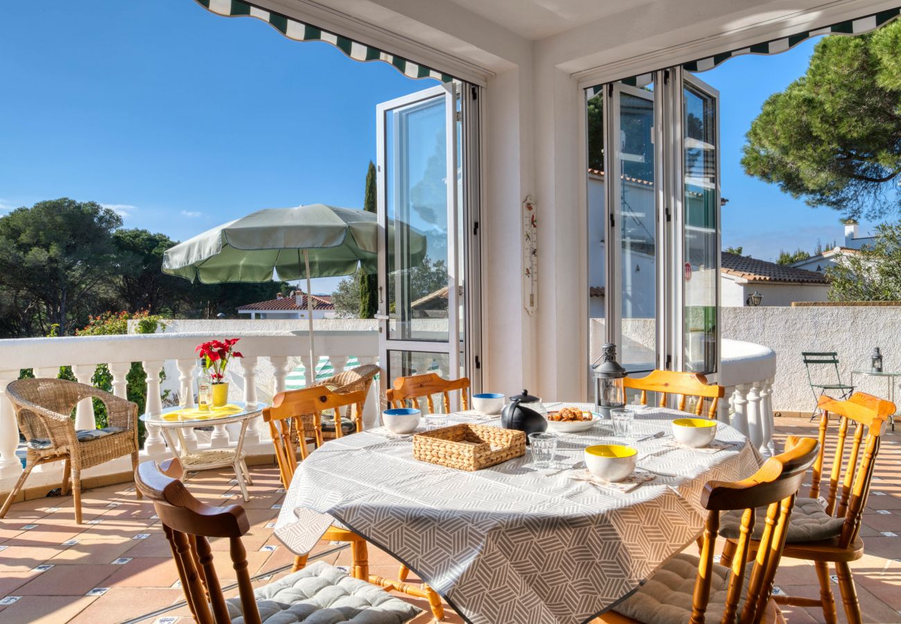 Desde la terrassa veiem la piscina privada de la casa de lloguer a l'Escala