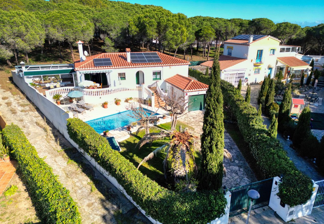 Casa situada en una zona molt tranquila de l'Escala i envoltada de bosc