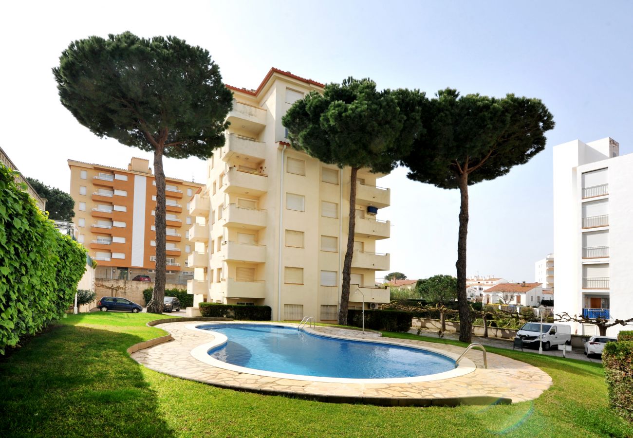 Edifici del petit apartament amb piscina a l'Escala amb jardí i arbres