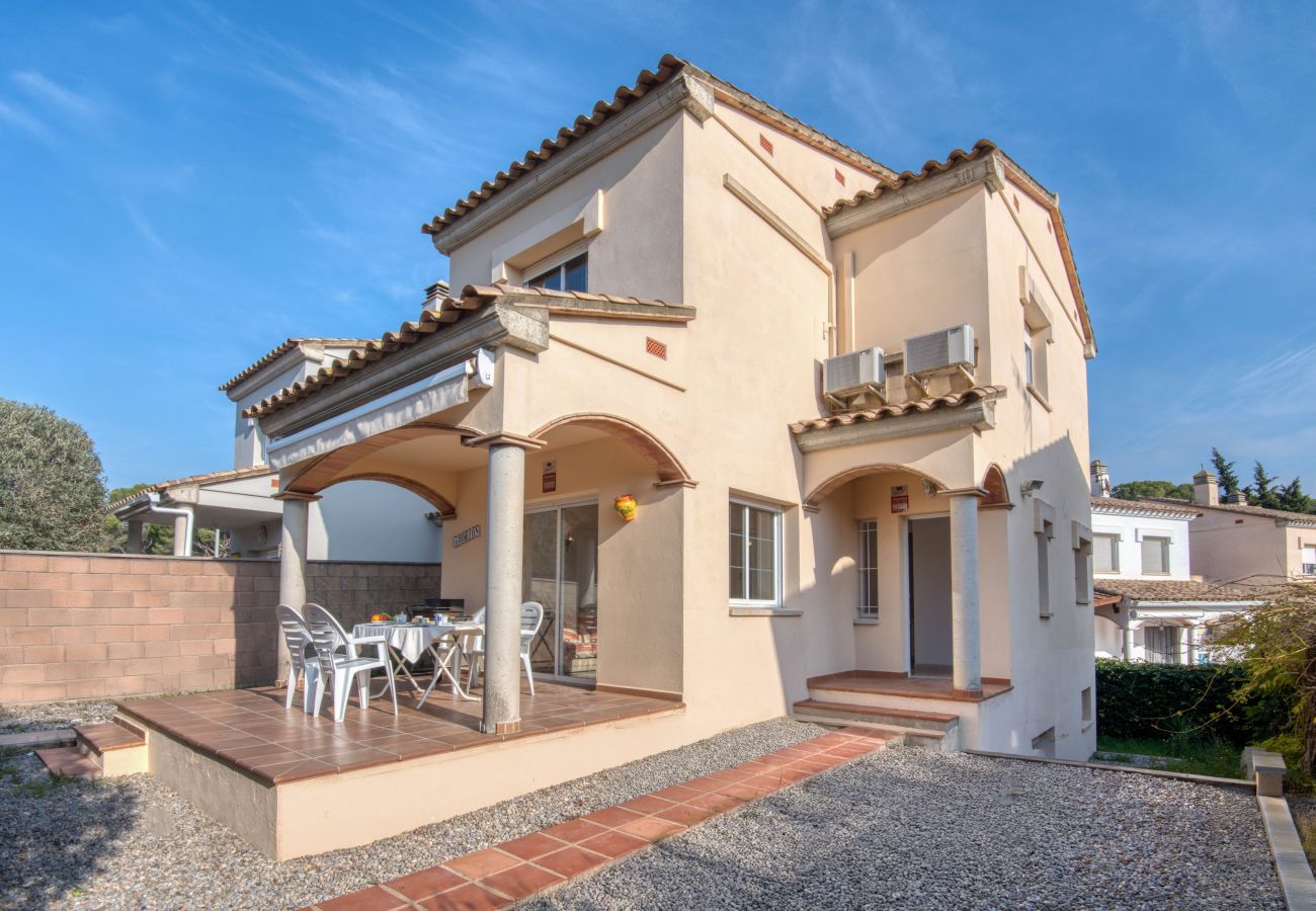 Ferienhaus in L'Escala - MONTGO