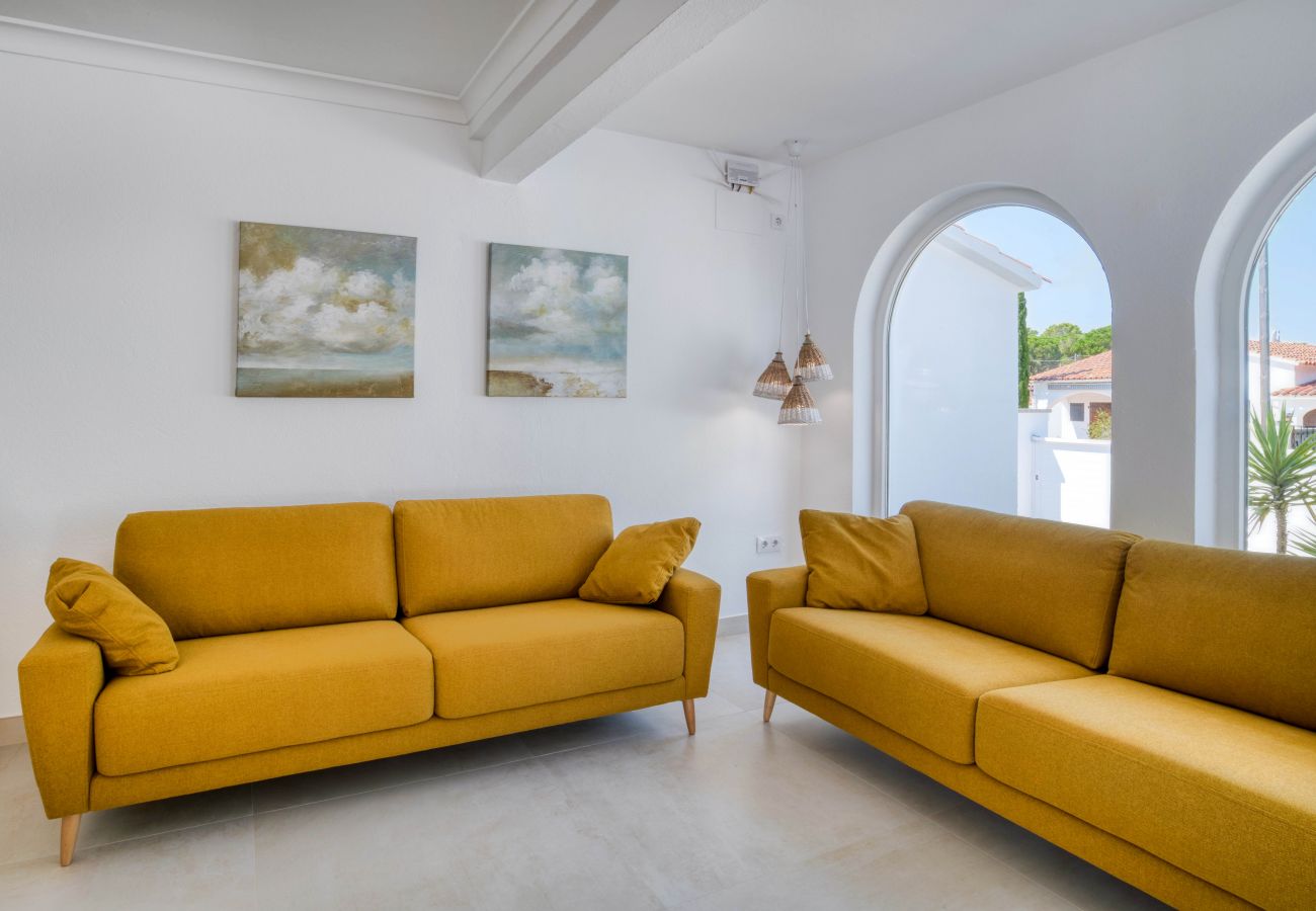 Helles Wohnzimmer mit Sofas und schöner Aussicht in einem Haus in L'Escala.