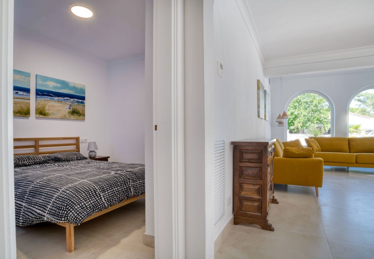Zimmer mit Doppelbett in einem Haus in L'Escala mit privatem Pool.