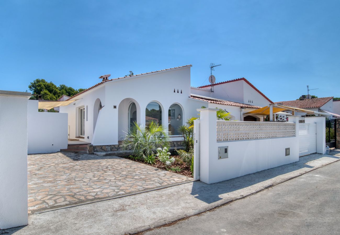 Großer Eingang mit elektrischem Tor und Garage.