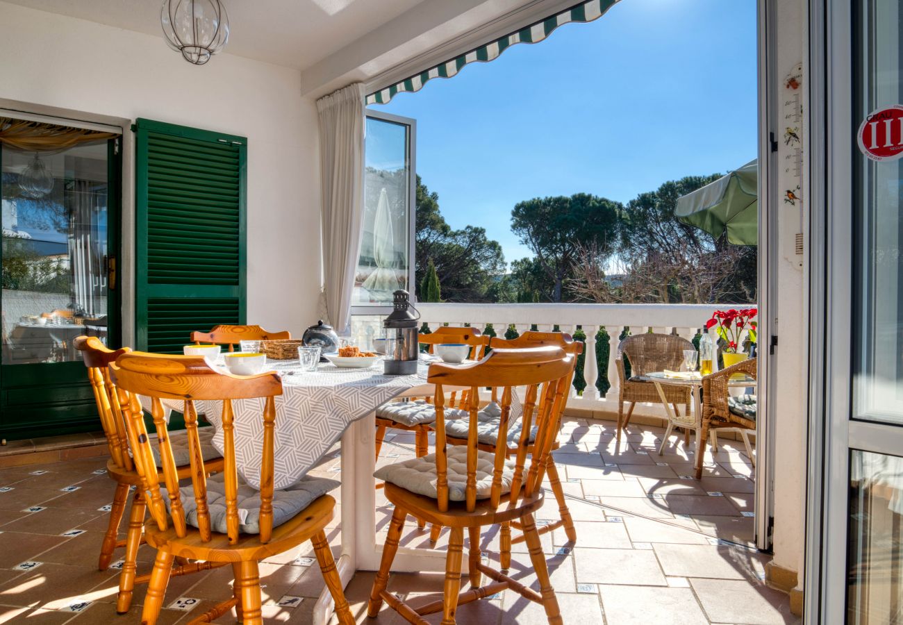 Überdachte Terrasse, um das Frühstück in Ihrem Urlaub an der Costa Brava zu genießen