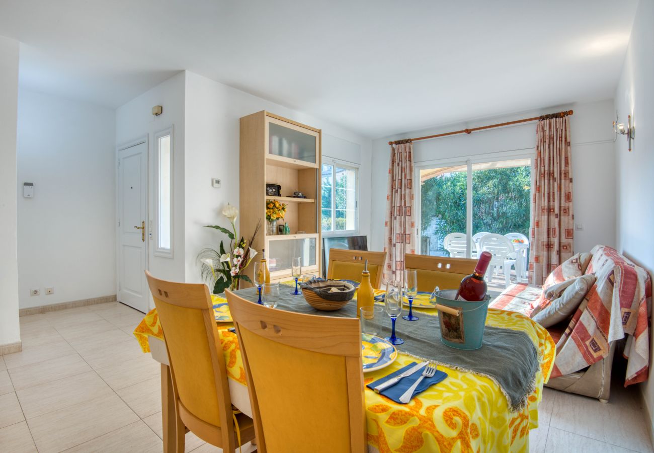 House in L'Escala - MONTGO