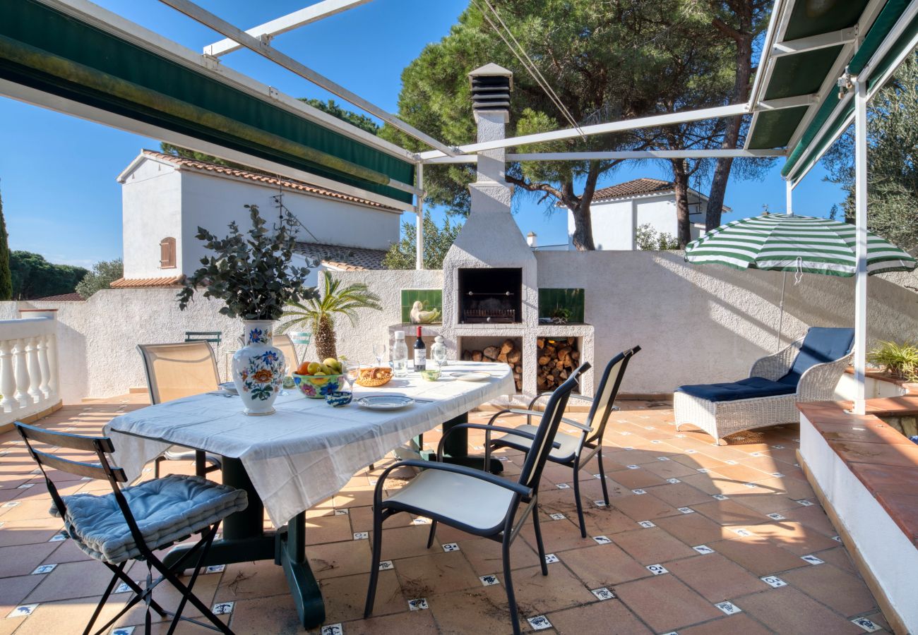 Sunny terrace in this house for rent in l'Escala