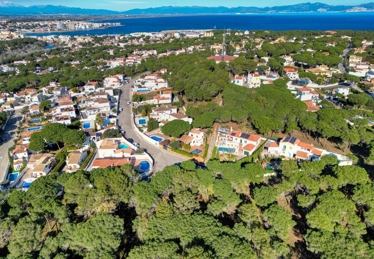 Panoramic view of the situation of the holiday home in l'Escala