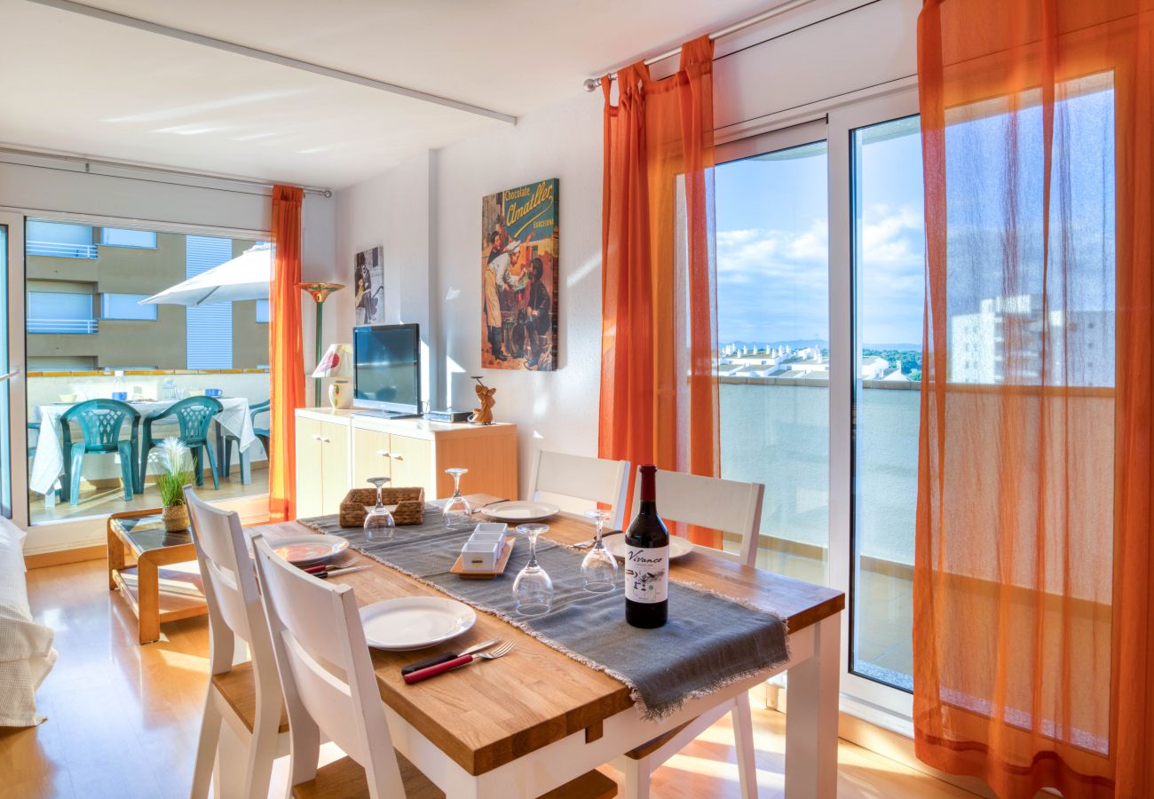 Flat in l'Escala with integrated kitchen and dining room, lots of light and good views