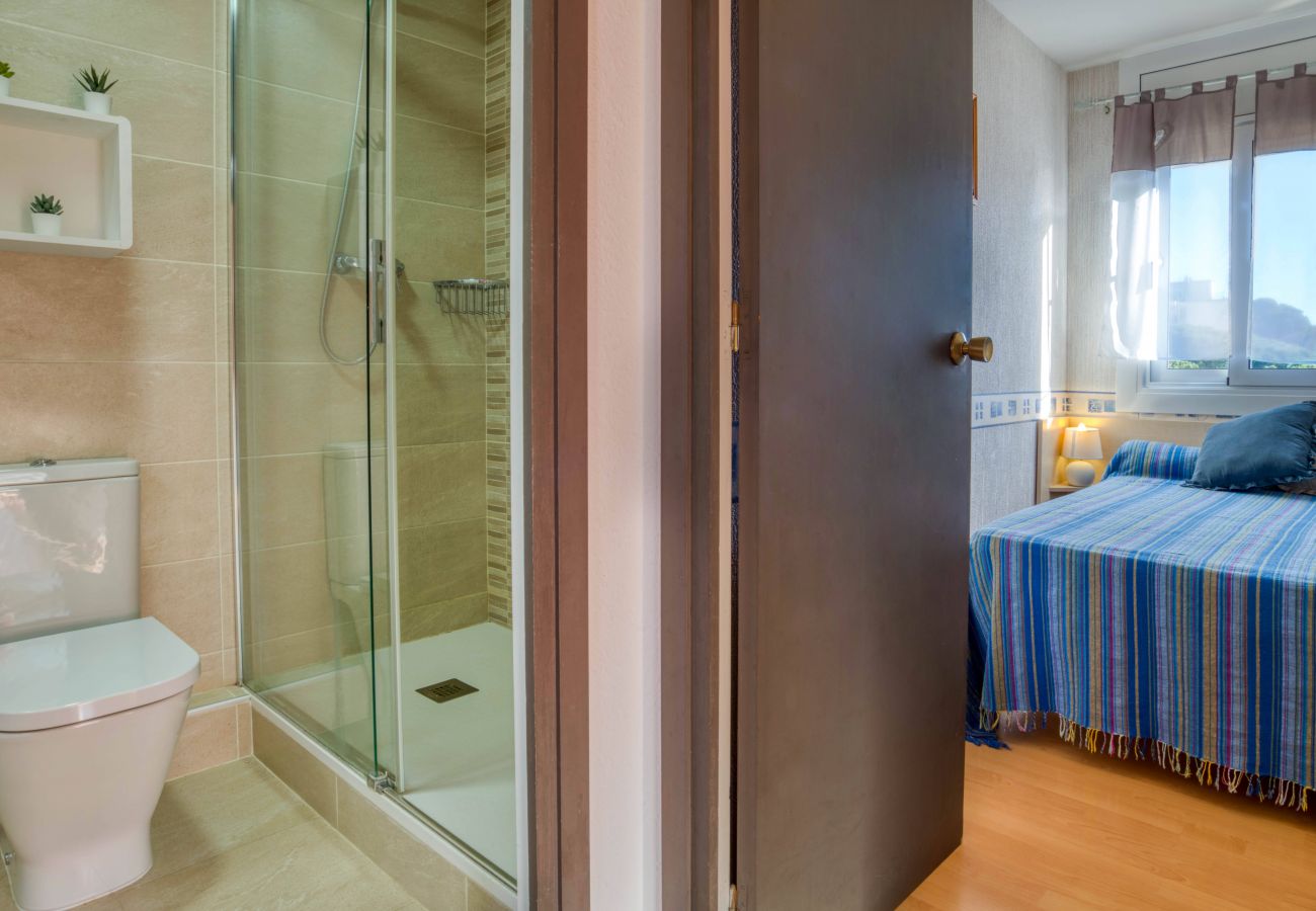 The bathroom of the flat for rent in l'Escala is located next to the second bedroom