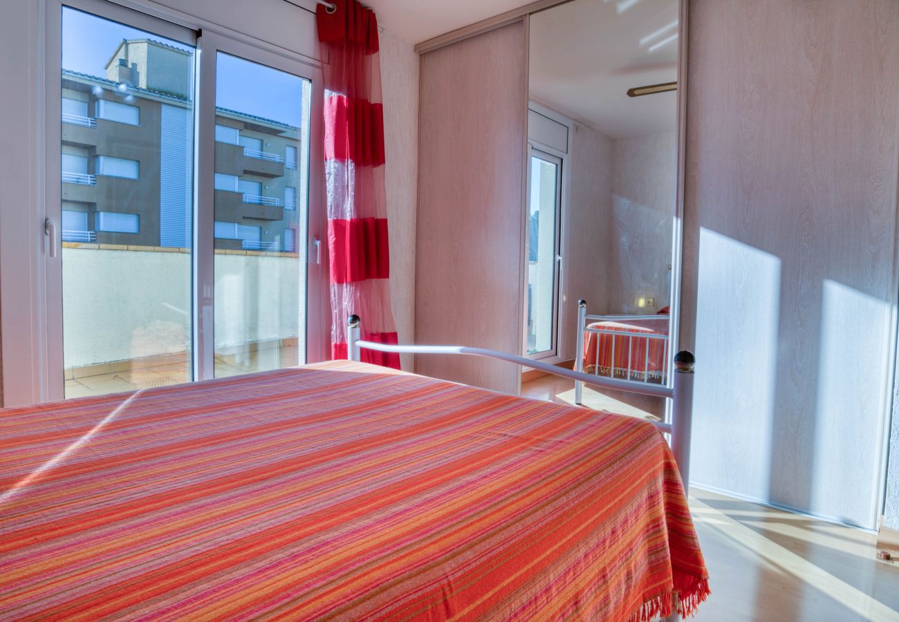 The flat in l'Escala with communal pool has a large wardrobe in the main bedroom