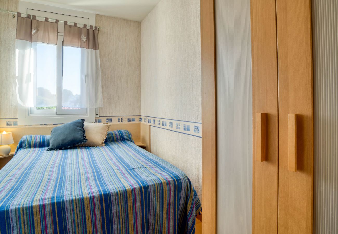 The second bedroom of this flat in l'Escala is double and has a closet.