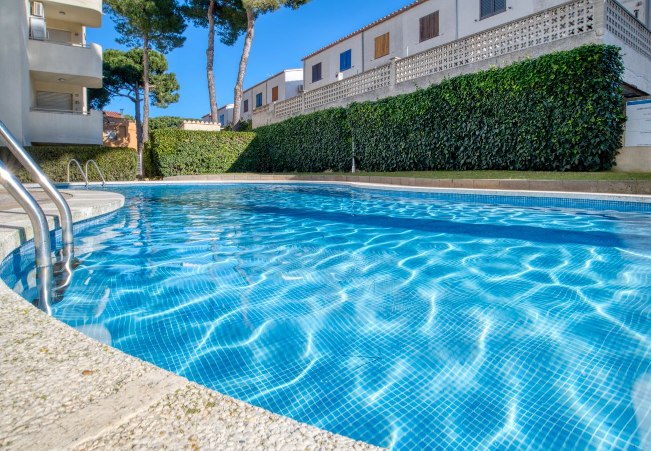 Renting a flat in l'Escala with communal pool is perfect for your holidays