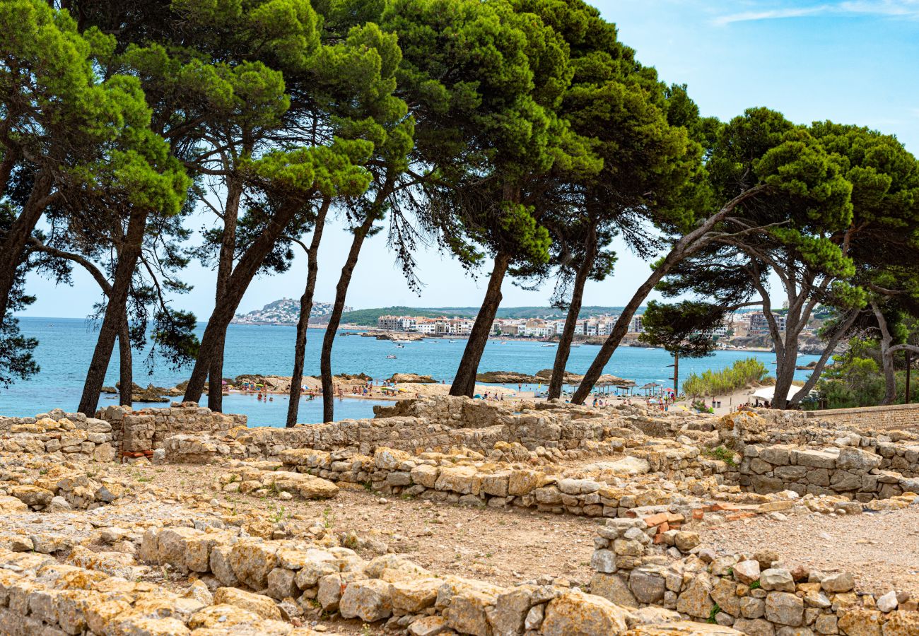 You can visit the ruins of Ampurias if you rent a flat in l'Escala