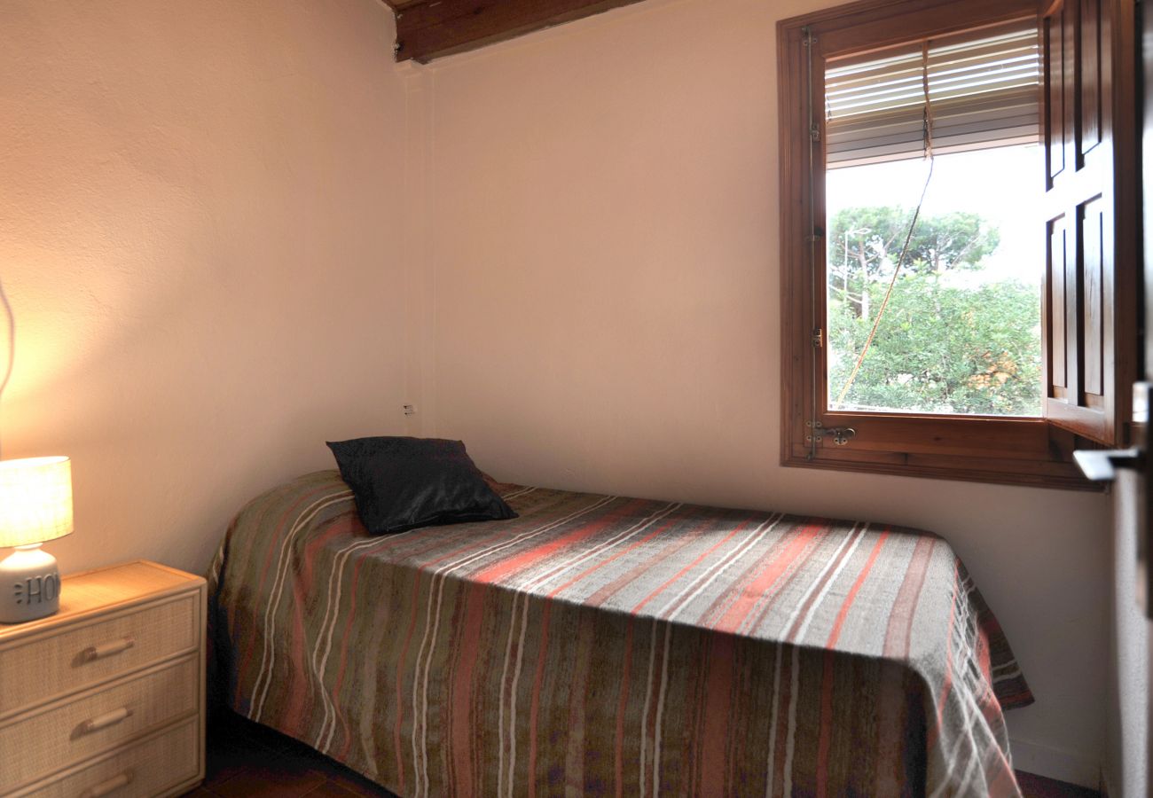 Cozy room with single bed