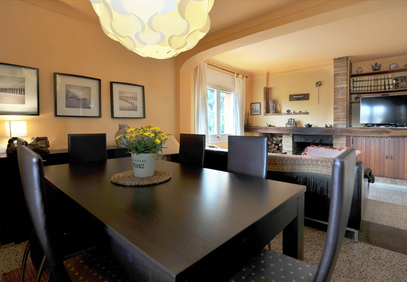 Large dining table in a tourist rental house
