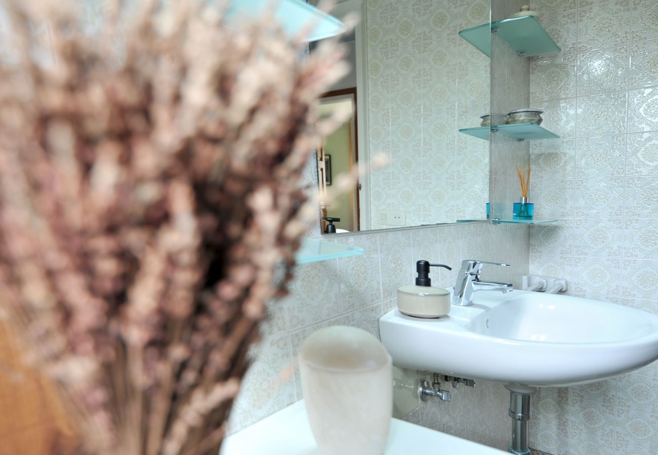 Tastefully decorated and well-equipped bathroom