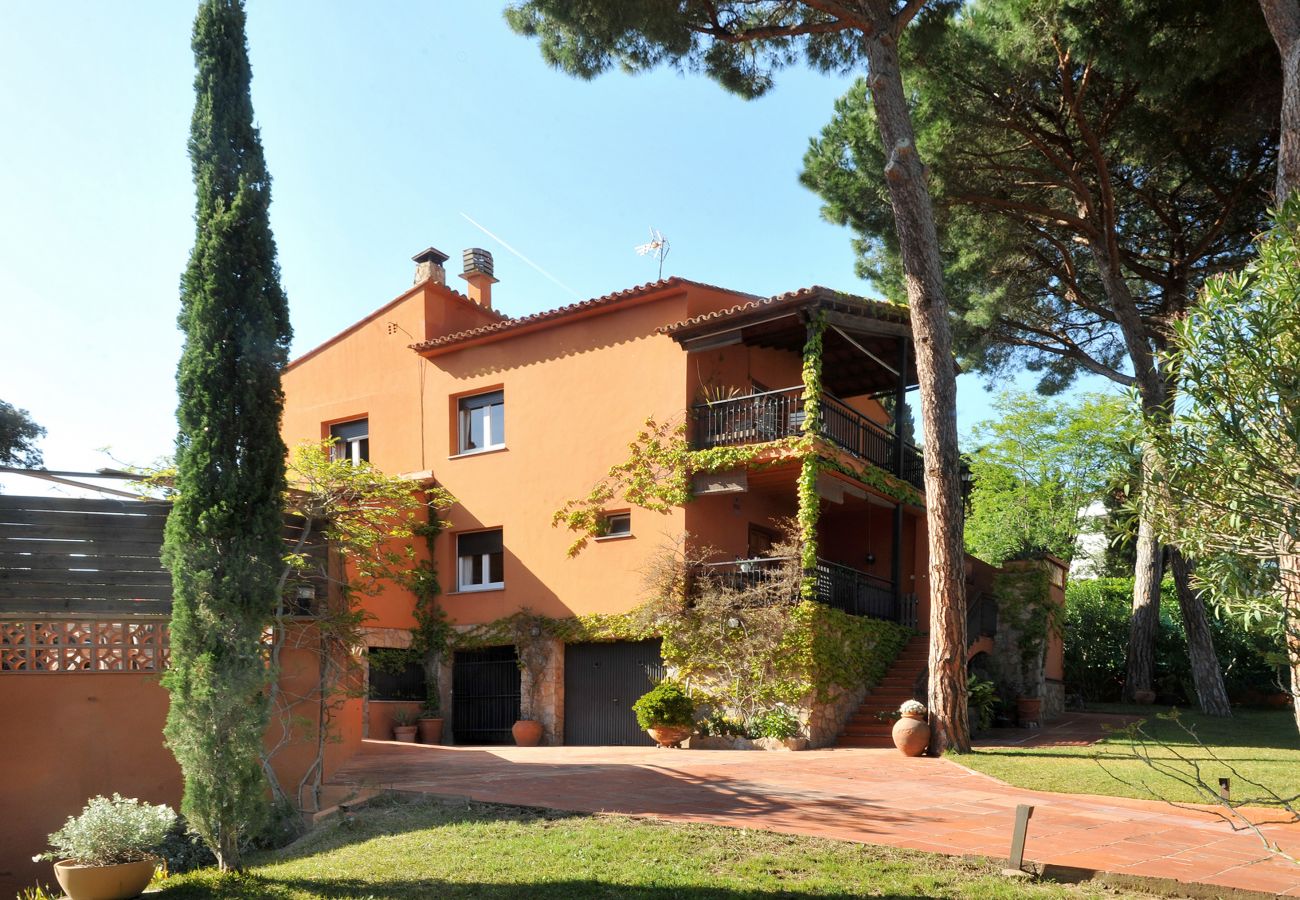 Entrance to a tourist rental house with a garden