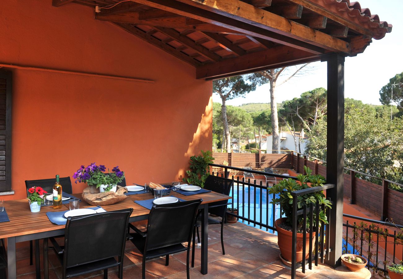 Terrace with table for outdoor dining in a tourist rental property in l'Escala