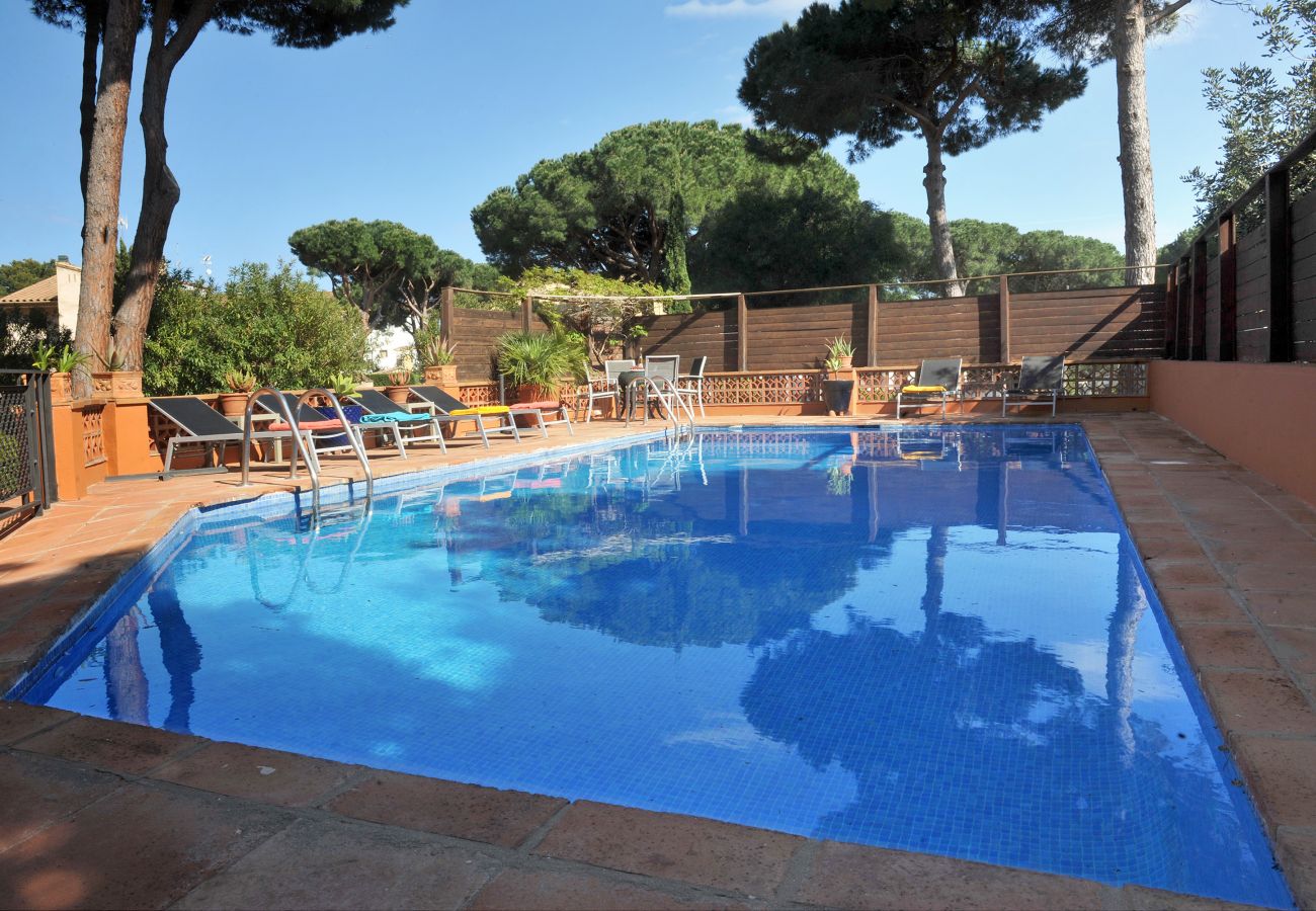 Large swimming pool in a holiday rental house in l'Escala