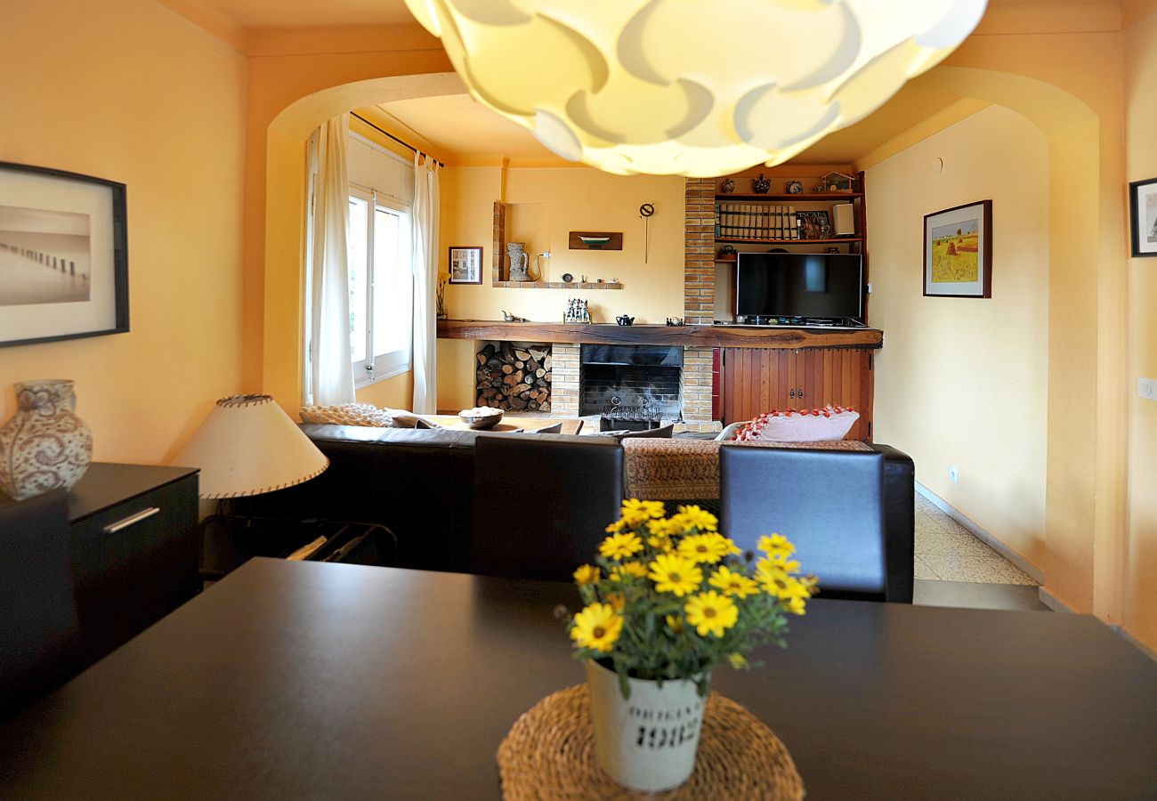 House for rent in l'Escala with living-dining room
