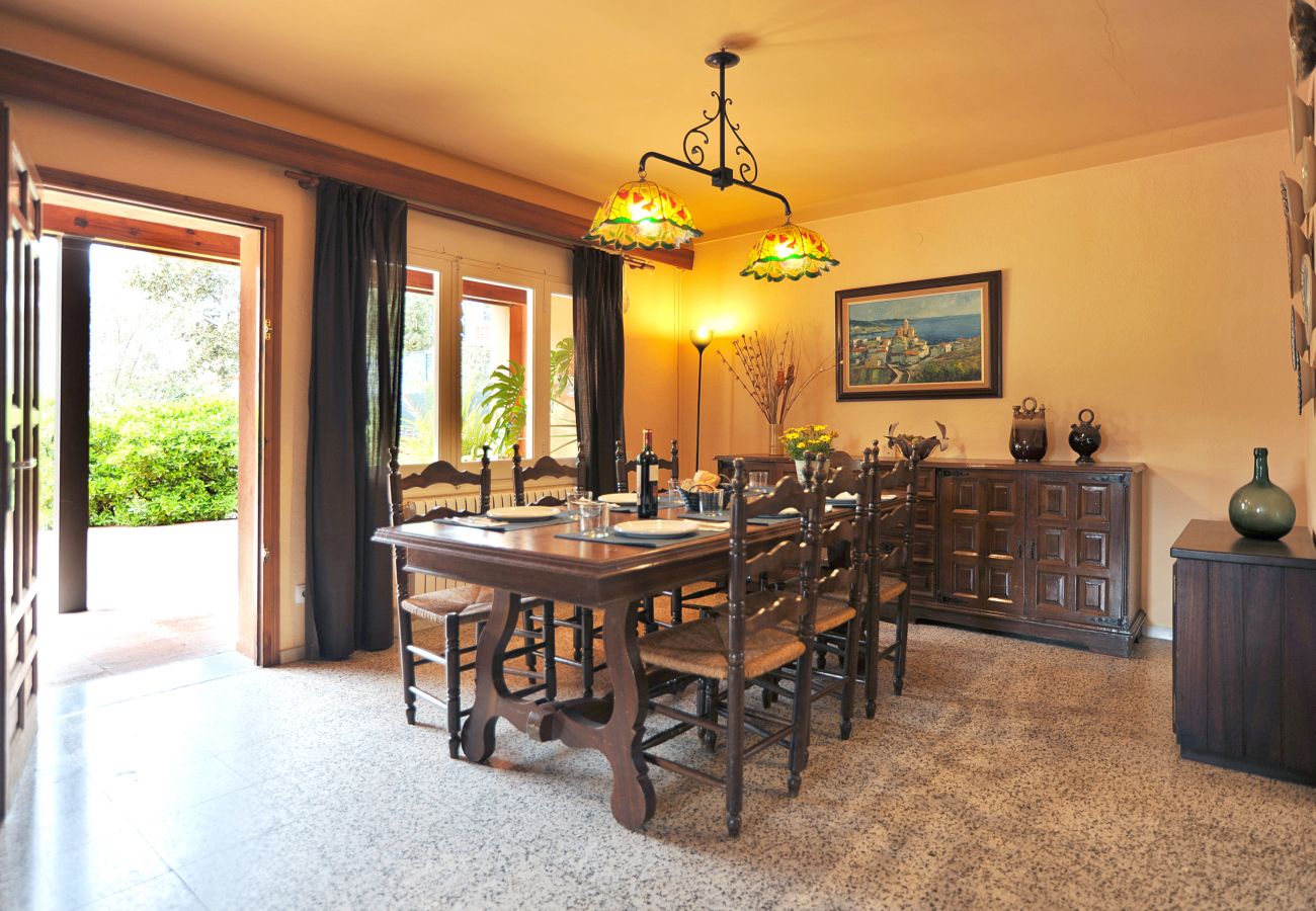 Main dining room with table and rustic decoration