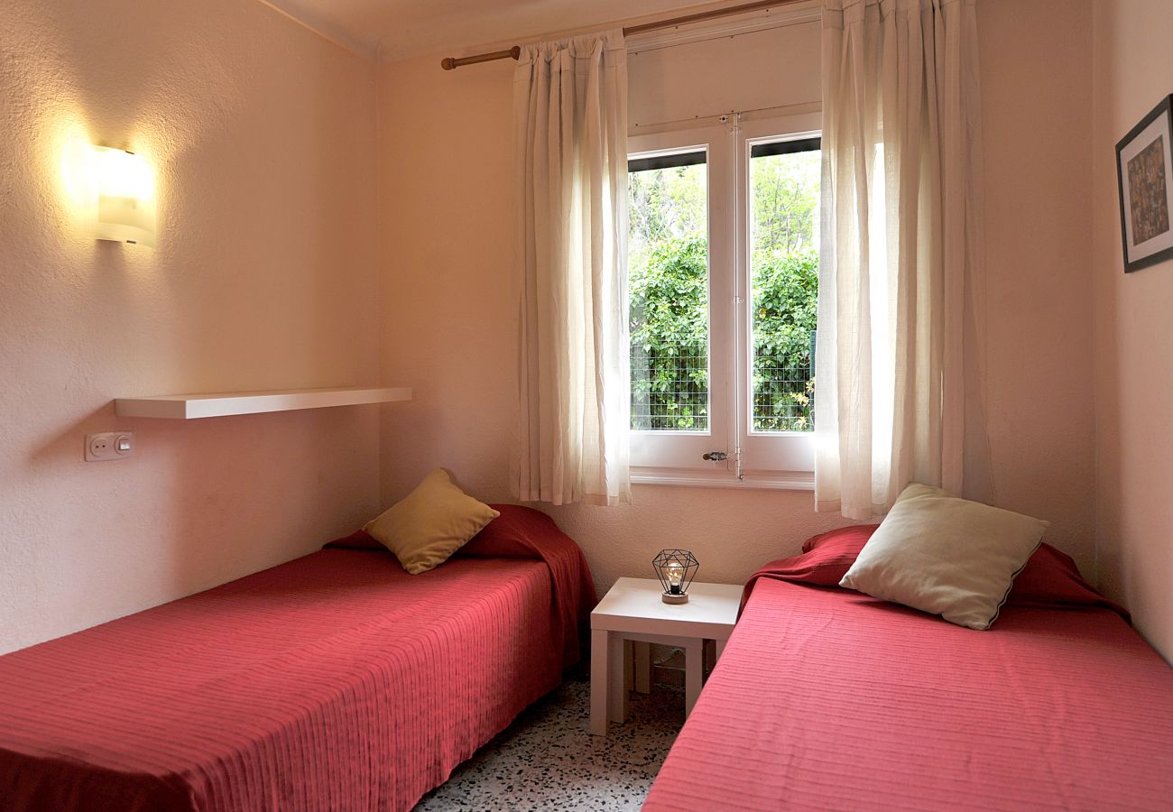 Bedroom with two single beds