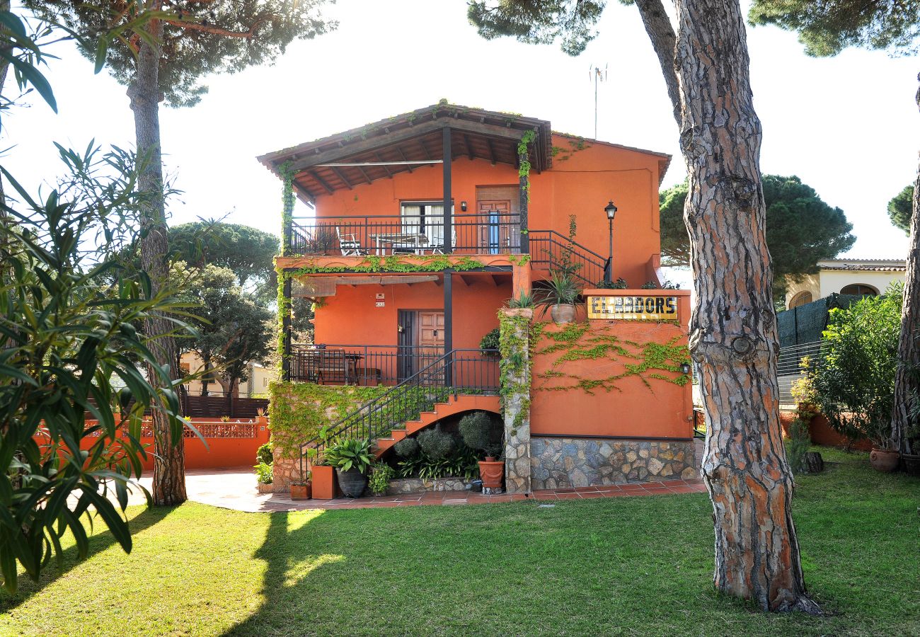 Tourist rental accommodation with outdoor land