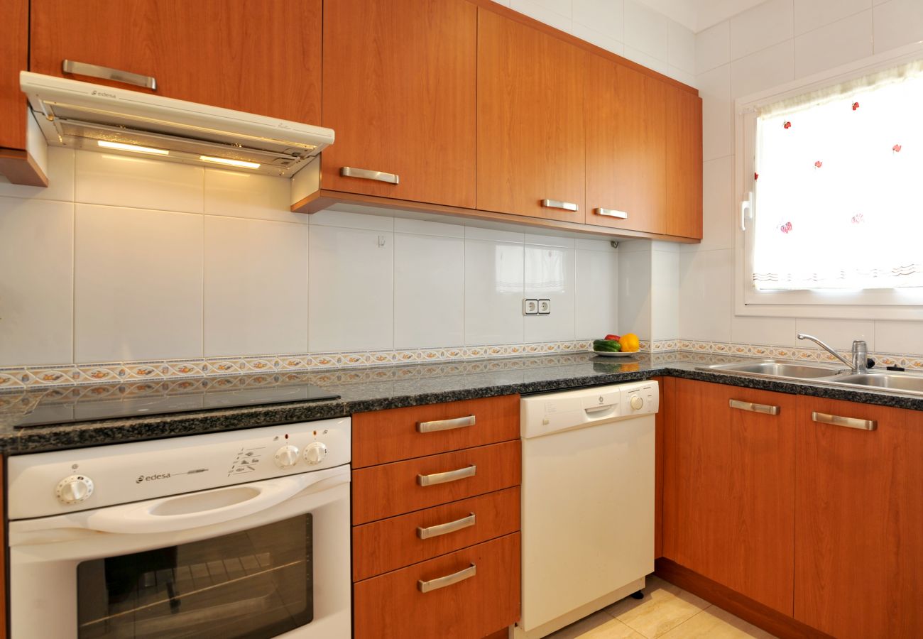 spacious and bright full kitchen