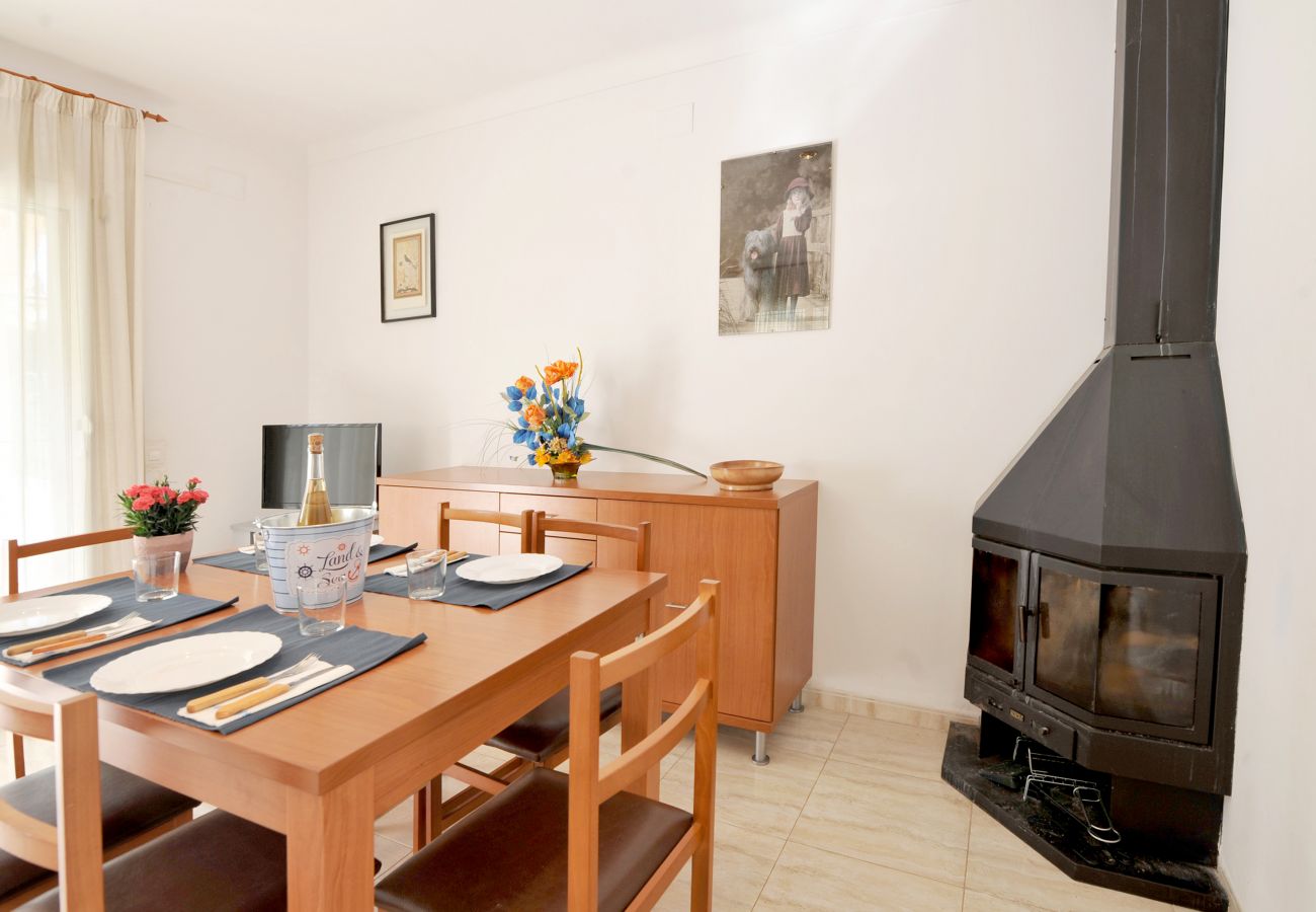 Holiday home with living/dining room and fireplace
