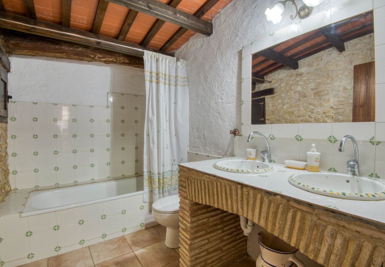 House in Peratallada - CANAPOST