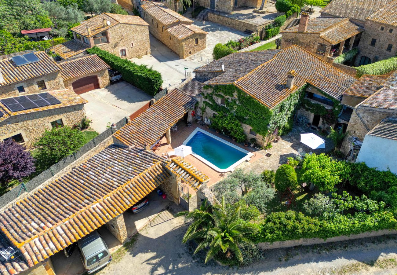 House in Peratallada - CANAPOST