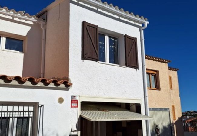 Townhouse in Escala - MONTANER