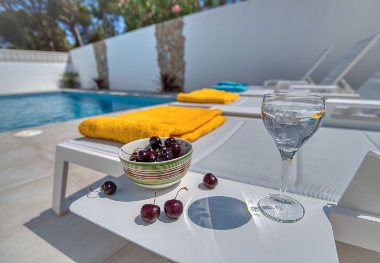 Détail d'un séjour dans une maison avec piscine privée à l'Escala