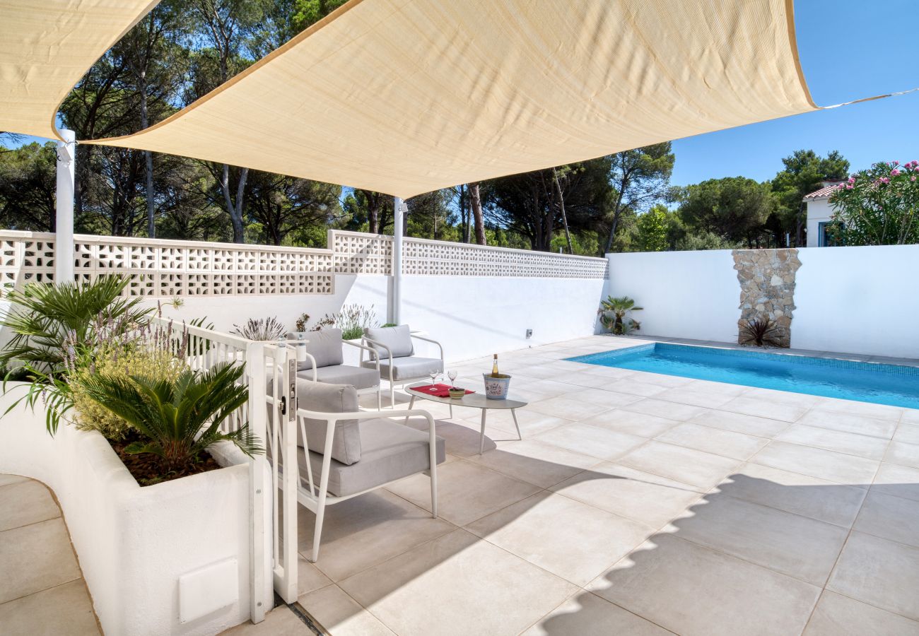 Espace chill-out devant la piscine privée d'une maison louée à l'Escala