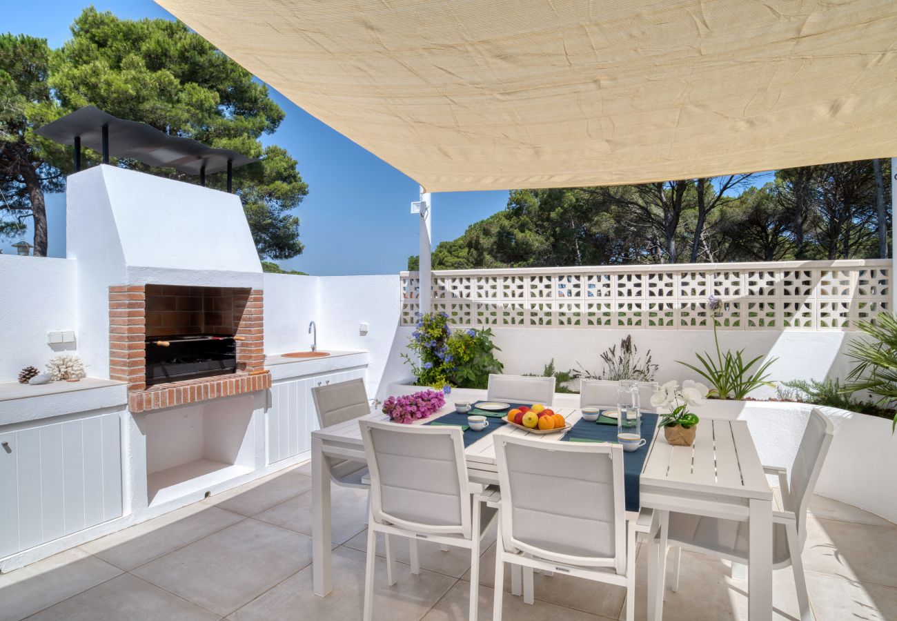 Une terrasse privée pour un diner reposant en famille avec barbecue.