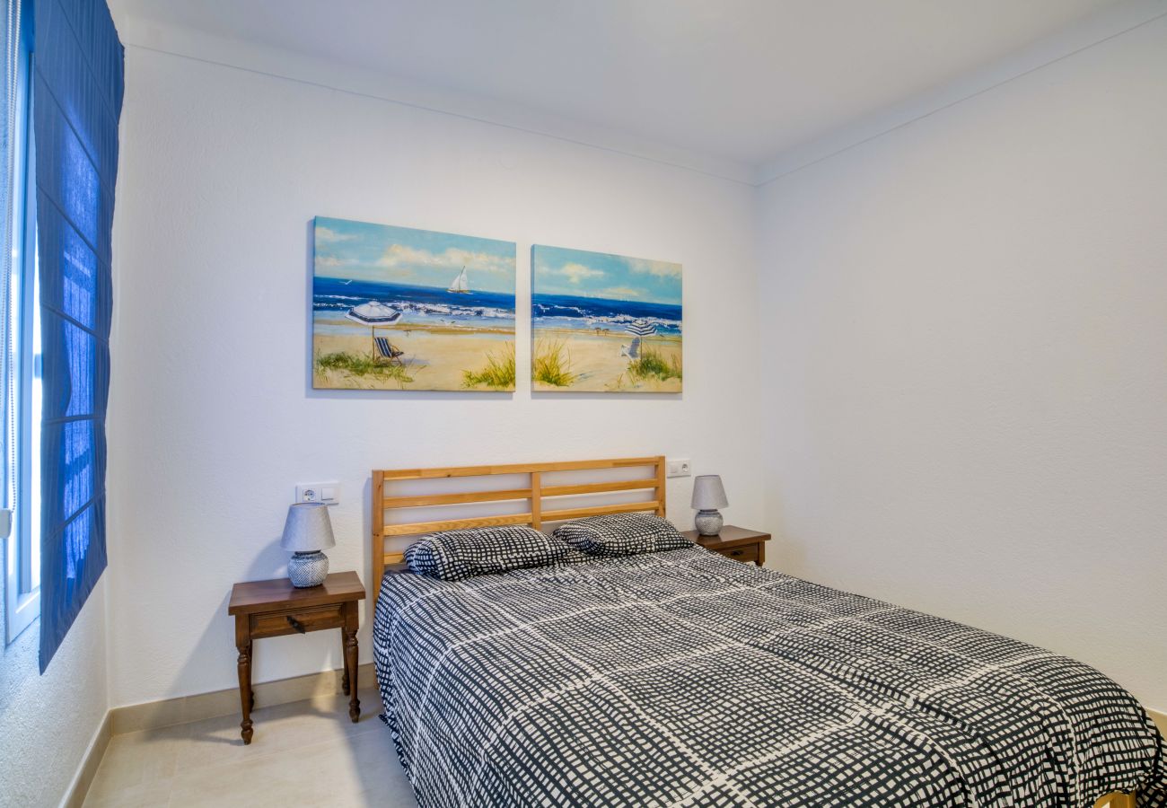 Chambre avec lit double dans une maison à l’Escala avec piscine privée.