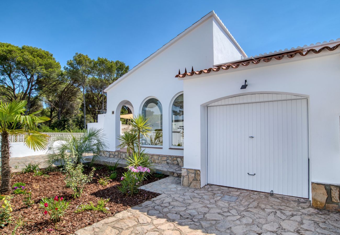 Garage pour voiture dans une grande maison à l’Escala.