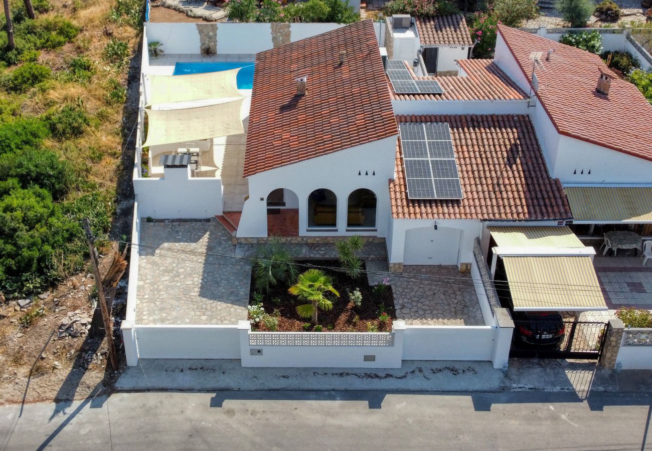 Vue d’en haut d’une grande maison à louer à l’Escala.